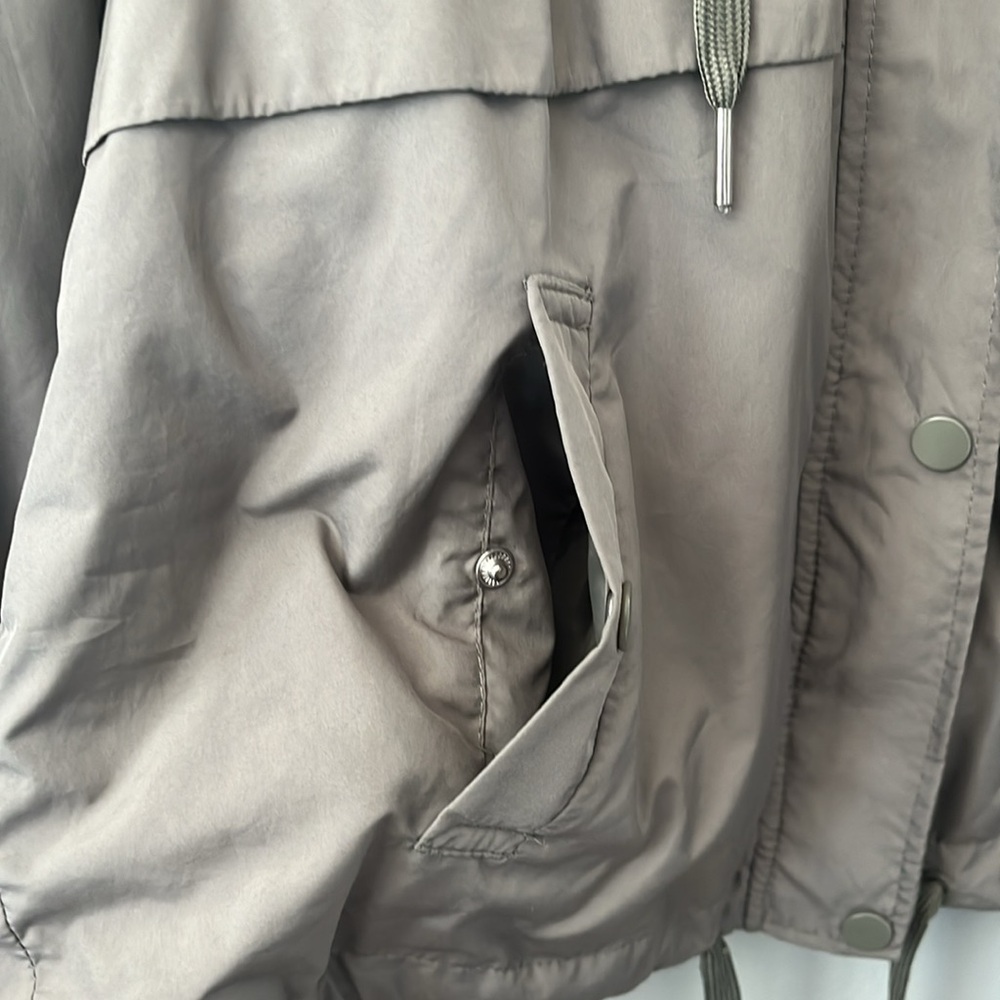 H&M Divided EUC women’s sz 8 windbreaker jacket, light army green, zippe… - Picture 6 of 8